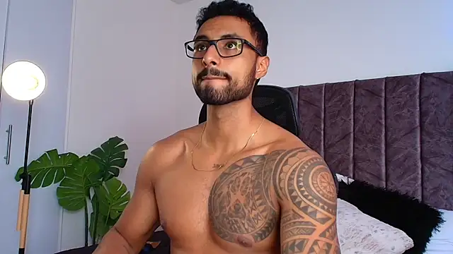 LiamGarcia1 online show from 11-17-25, 04:33