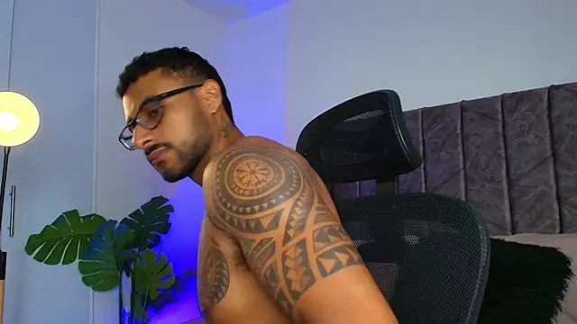 LiamGarcia1 online show from 11-06-25, 03:16