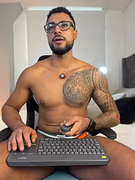 Snapshot of LiamGarcia1 chatting on 06-16-26, 03:01 LiamGarcia1 online show from 06-16-26, 03:01