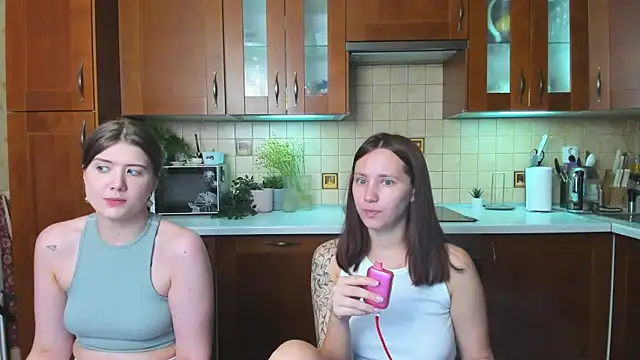 Snapshot of HotCaramellsTV chatting on 04-19-26, 08:48 HotCaramellsTV online show from 04-19-26, 08:48