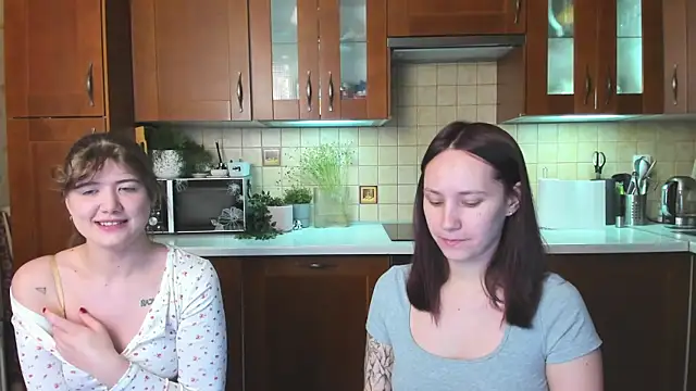 Snapshot of HotCaramellsTV chatting on 04-25-26, 10:51 HotCaramellsTV online show from 04-25-26, 10:51