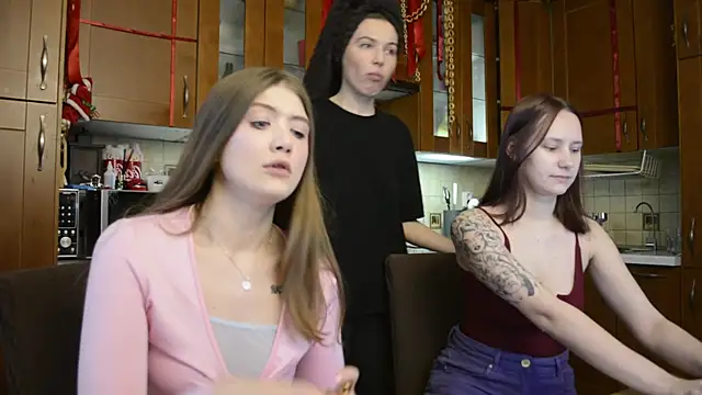 Snapshot of HotCaramellsTV chatting on 02-01-26, 11:30 HotCaramellsTV online show from 02-01-26, 11:30