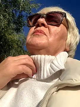 Laura Millf online show from 10-09-25, 09:32