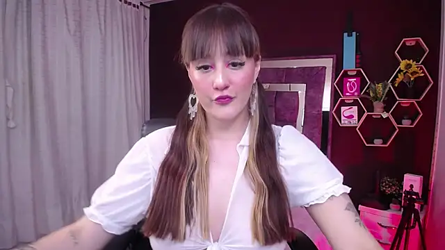 Snapshot of AnabelleGron chatting on 10-10-25, 11:05 AnabelleGron online show from 10-10-25, 11:05