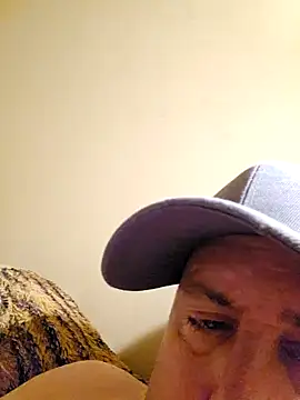 Snapshot of HeteroHotGuy1 chatting on 12-27-24, 01:32 HeteroHotGuy1 online show from 12-27-24, 01:32