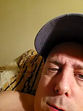 Snapshot of HeteroHotGuy1 chatting on 02-10-25, 03:57 HeteroHotGuy1 online show from 02-10-25, 03:57