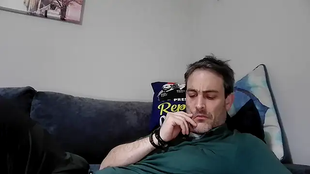 Snapshot of basquehotboy chatting on 02-25-25, 08:42 basquehotboy online show from 02-25-25, 08:42