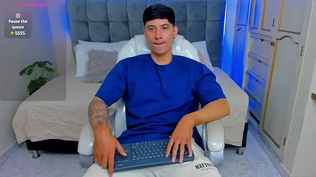 Snapshot of Damian23__ chatting on 03-18-25, 01:01 Damian23 online show from 03-18-25, 01:01