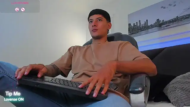 Snapshot of Damian23__ chatting on 02-01-26, 10:35 Damian23 online show from 02-01-26, 10:35