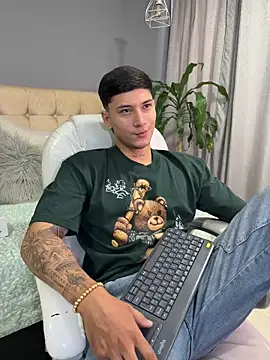 Snapshot of Damian23__ chatting on 09-10-25, 12:37 Damian23 online show from 09-10-25, 12:37