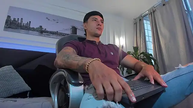 Snapshot of Damian23__ chatting on 02-05-26, 12:23 Damian23 online show from 02-05-26, 12:23