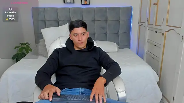 Snapshot of Damian23__ chatting on 03-11-25, 04:40 Damian23 online show from 03-11-25, 04:40