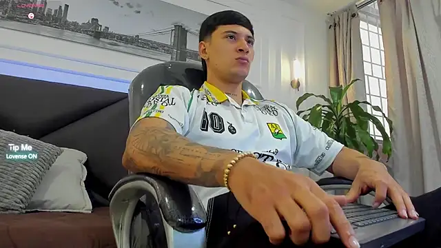 Snapshot of Damian23__ chatting on 02-28-26, 01:11 Damian23 online show from 02-28-26, 01:11