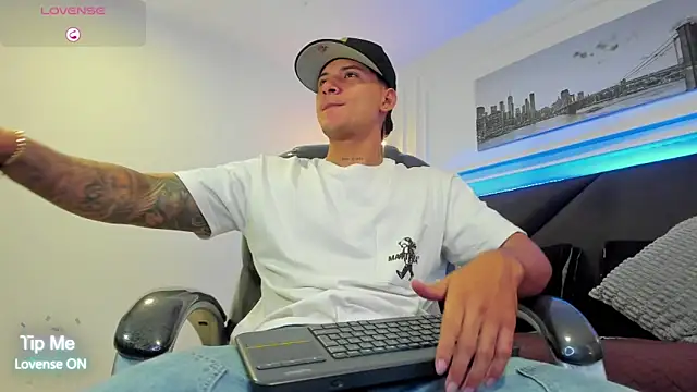 Snapshot of Damian23__ chatting on 02-14-26, 11:32 Damian23 online show from 02-14-26, 11:32