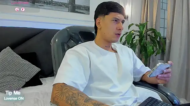 Snapshot of Damian23__ chatting on 02-13-26, 12:38 Damian23 online show from 02-13-26, 12:38