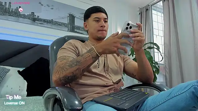 Snapshot of Damian23__ chatting on 01-16-26, 01:15 Damian23 online show from 01-16-26, 01:15