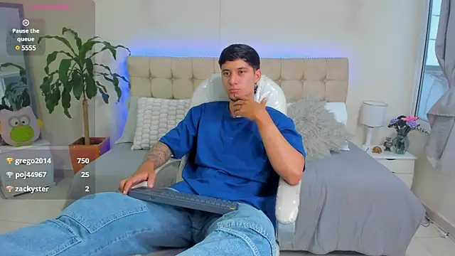Snapshot of Damian23__ chatting on 02-21-25, 03:54 Damian23 online show from 02-21-25, 03:54