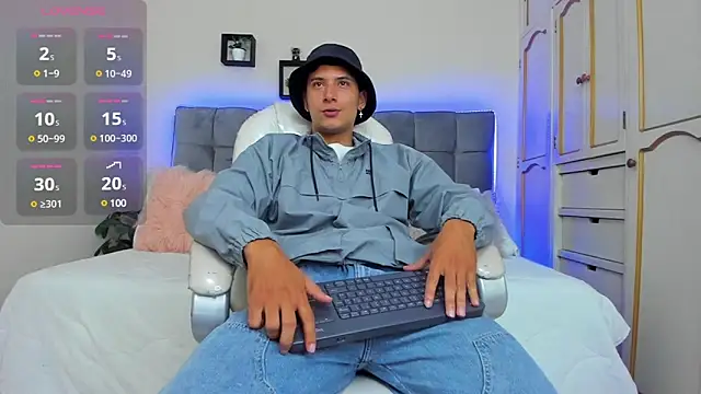 Snapshot of Damian23__ chatting on 03-04-25, 12:44 Damian23 online show from 03-04-25, 12:44
