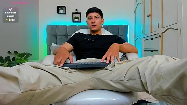 Snapshot of Damian23__ chatting on 03-20-25, 12:32 Damian23 online show from 03-20-25, 12:32
