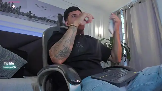 Snapshot of Damian23__ chatting on 03-01-26, 08:20 Damian23 online show from 03-01-26, 08:20