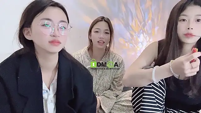 Snapshot of MM_YY_SS chatting on 01-08-25, 03:17 MM YY SS online show from 01-08-25, 03:17