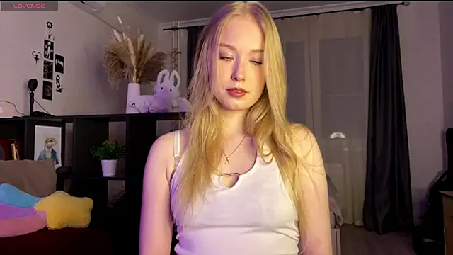 Snapshot of SweetDarcy chatting on 10-23-25, 03:21 SweetDarcy online show from 10-23-25, 03:21