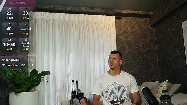 Snapshot of Alex_towers chatting on 01-18-25, 06:32 Alex towers online show from 01-18-25, 06:32