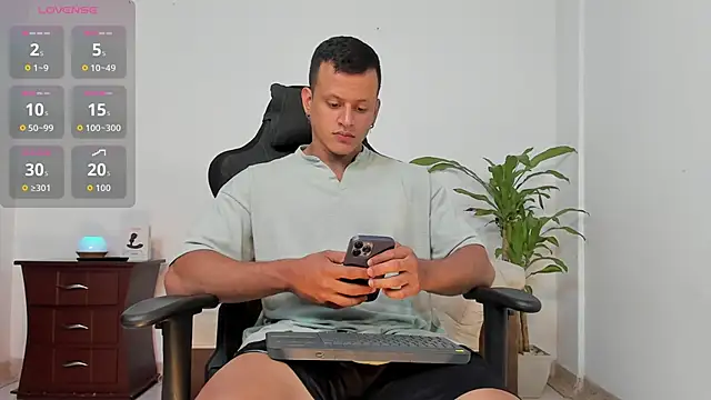 Snapshot of Alex_towers chatting on 10-11-25, 02:23 Alex towers online show from 10-11-25, 02:23