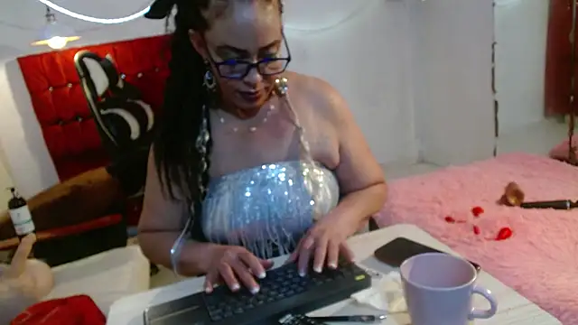 Snapshot of PervertedMature chatting on 06-04-26, 05:23 PervertedMature online show from 06-04-26, 05:23