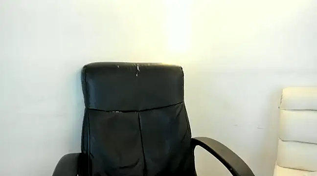 Gia Nahomi online show from 01-05-25, 04:47