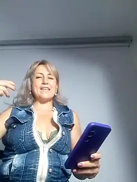 Snapshot of almaluna7 chatting on 10-19-25, 12:13 almaluna7 online show from 10-19-25, 12:13