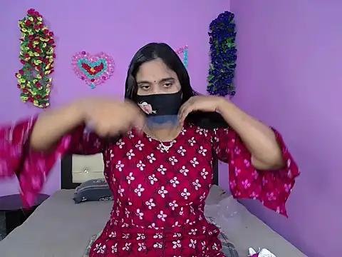 Snapshot of Hot_Maleka chatting on 10-25-25, 03:34 Hot Maleka online show from 10-25-25, 03:34