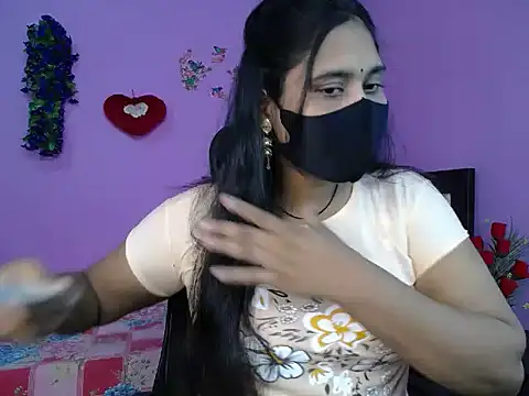 Snapshot of Hot_Maleka chatting on 04-19-26, 04:30 Hot Maleka online show from 04-19-26, 04:30