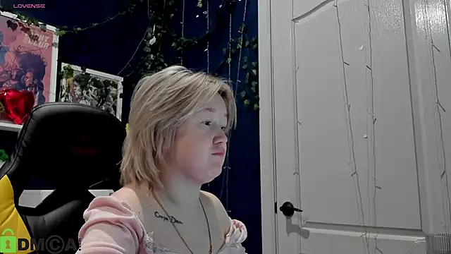 Snapshot of Sara_Robinson chatting on 05-13-26, 03:35 Sara Robinson online show from 05-13-26, 03:35