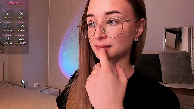 Tiffanyhunt online show from 10-28-25, 01:10