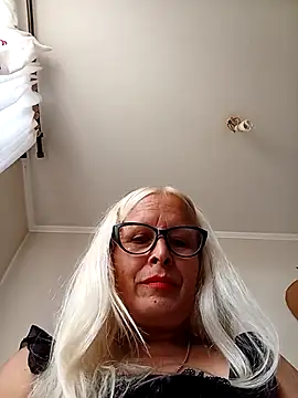 Snapshot of Rousmk1 chatting on 03-17-25, 02:23 Rousmk1 online show from 03-17-25, 02:23