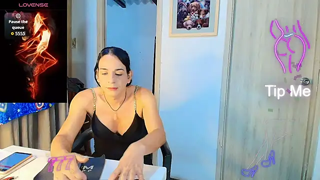 Snapshot of Oh_Tique chatting on 07-19-26, 02:36 Oh Tique online show from 07-19-26, 02:36