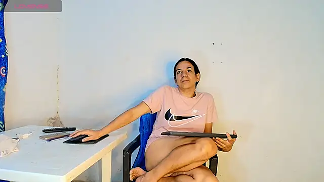 Snapshot of Oh_Tique chatting on 07-23-26, 02:35 Oh Tique online show from 07-23-26, 02:35