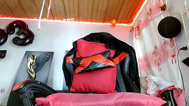 Snapshot of Maidi_ chatting on 05-01-26, 01:27 Maidi online show from 05-01-26, 01:27