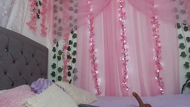 Snapshot of Zara47sweet chatting on 05-08-26, 12:36 Zara47sweet online show from 05-08-26, 12:36