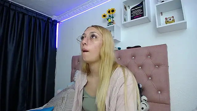 Snapshot of Soffy-brooks chatting on 10-11-25, 02:45 Soffy-brooks online show from 10-11-25, 02:45