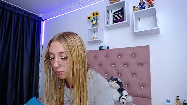 Snapshot of Soffy-brooks chatting on 10-10-25, 01:39 Soffy-brooks online show from 10-10-25, 01:39