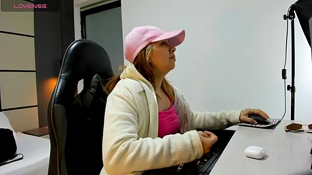 Snapshot of alma_fenix chatting on 03-20-26, 12:50 alma fenix online show from 03-20-26, 12:50