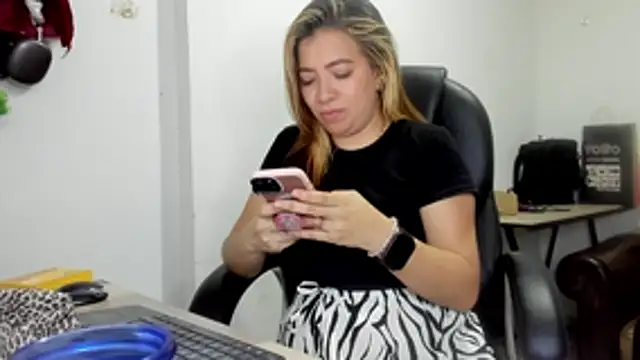 Snapshot of alma_fenix chatting on 04-15-26, 07:47 alma fenix online show from 04-15-26, 07:47