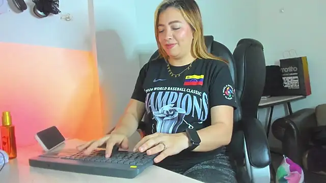 Snapshot of alma_fenix chatting on 04-07-26, 10:44 alma fenix online show from 04-07-26, 10:44