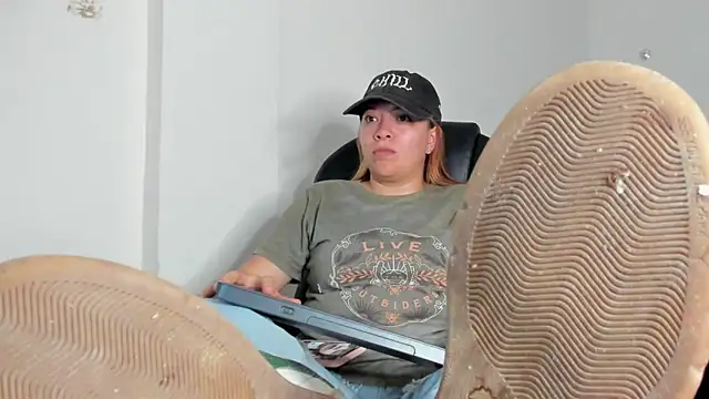 Snapshot of alma_fenix chatting on 03-27-26, 05:05 alma fenix online show from 03-27-26, 05:05