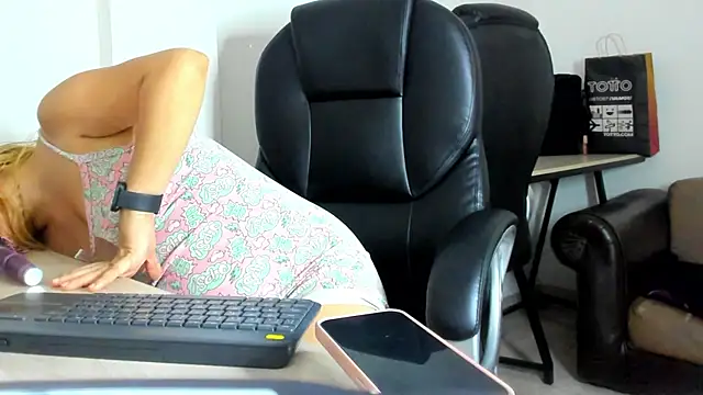 Snapshot of alma_fenix chatting on 04-10-26, 04:25 alma fenix online show from 04-10-26, 04:25