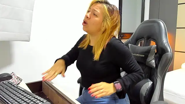 Snapshot of alma_fenix chatting on 03-12-26, 12:42 alma fenix online show from 03-12-26, 12:42