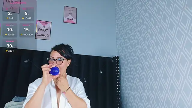 hotlatinateacher online show from 01-12-26, 04:14