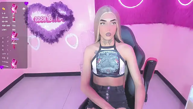 Snapshot of Angel21___ chatting on 12-17-24, 01:39 Angel21 online show from 12-17-24, 01:39